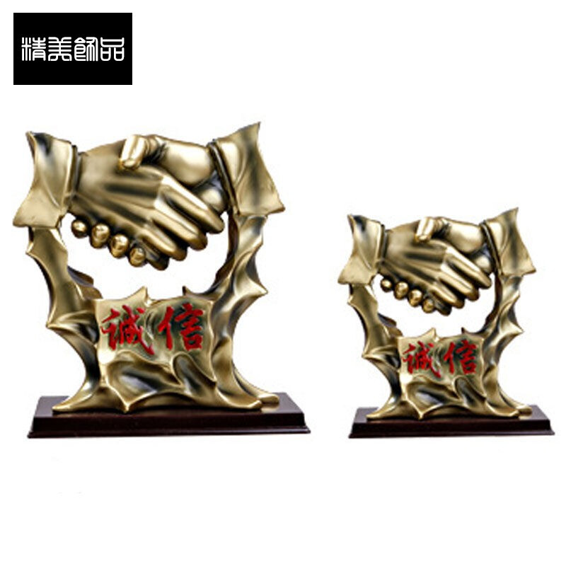 誠(chéng)信共贏 金色握手?jǐn)[件中的商場(chǎng)哲學(xué)與生活美學(xué)